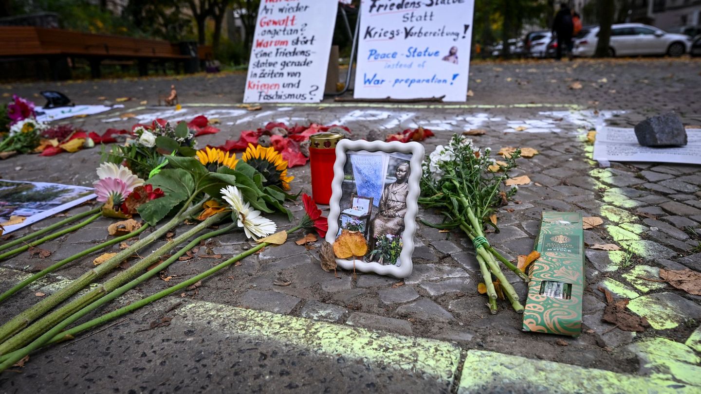 An der Stelle des abgebauten "Trostfrauen"-Denkmals in Moabit sind Blumen, Kerzen, Plakate und Fotos zu sehen. Foto: Jens Kalaen
