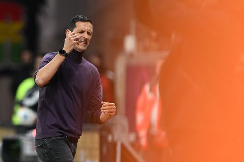 Haderte in den vergangenen Wochen vor allem mit seiner Defensive: Eintracht Frankfurts Trainer Dino Toppmöller. (Archivbild) Fot