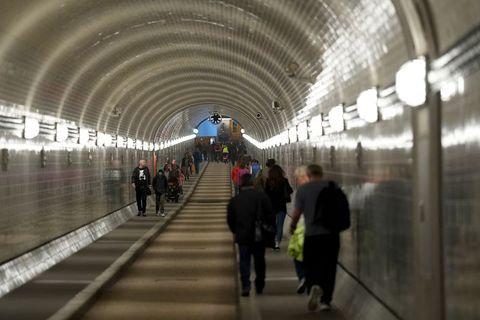 Der St. Pauli Elbtunnel wird für Sanierungsarbeiten gesperrt. (Symbolbild) Foto: Marcus Brandt/dpa