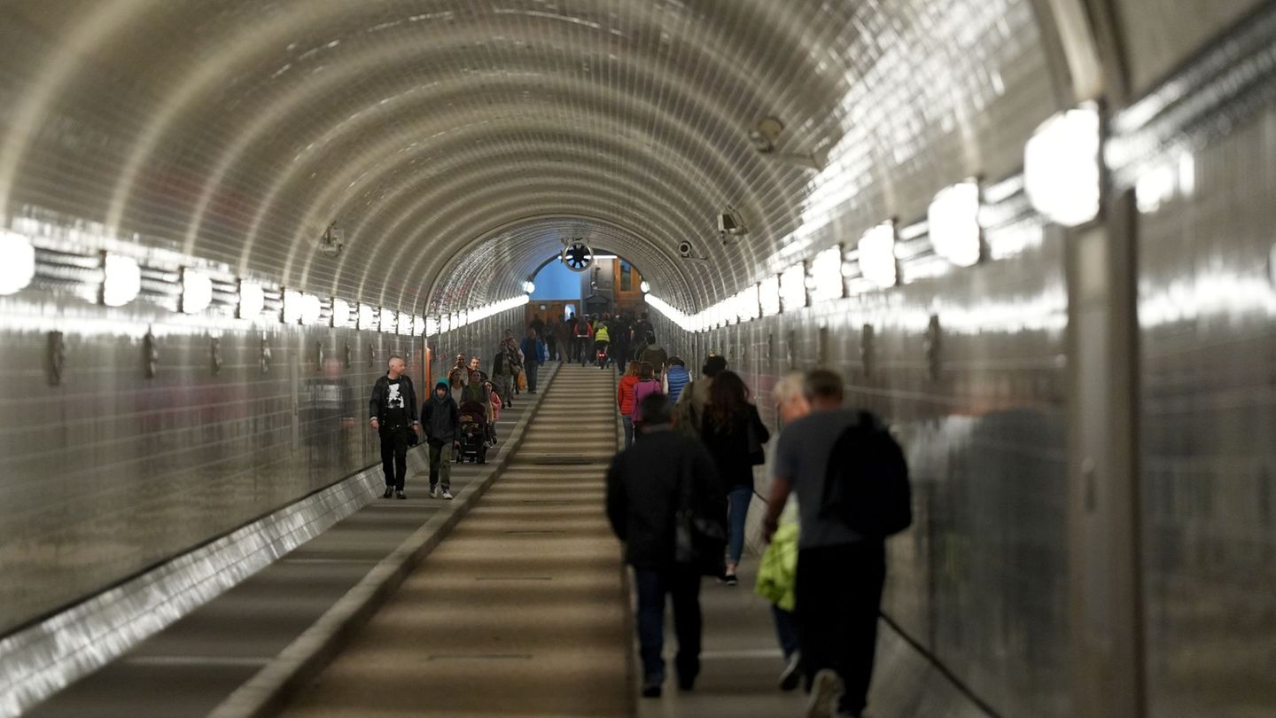 Der St. Pauli Elbtunnel wird für Sanierungsarbeiten gesperrt. (Symbolbild) Foto: Marcus Brandt/dpa