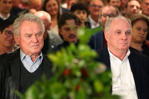 Sepp Maier (l) und Uli Hoeneß können auf eine lange gemeinsame Vergangenheit zurückblicken. Foto: Karl-Josef Hildenbrand/dpa
