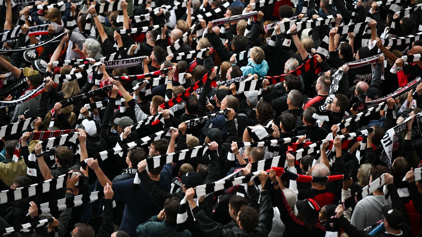 Eintracht Frankfurt wird bei der SSC Neapel nach Ablehnung eines Antrags auf Spielverlegung ohne Unterstützung der Fans spielen.
