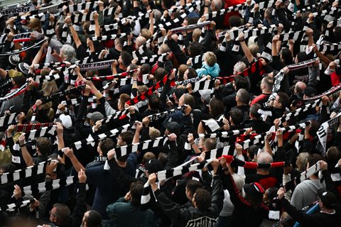Eintracht Frankfurt wird bei der SSC Neapel nach Ablehnung eines Antrags auf Spielverlegung ohne Unterstützung der Fans spielen.