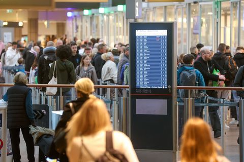 55.000 Passagiere wurden am Freitag am Hamburger Flughafen abgefertigt. Foto: Bodo Marks/dpa