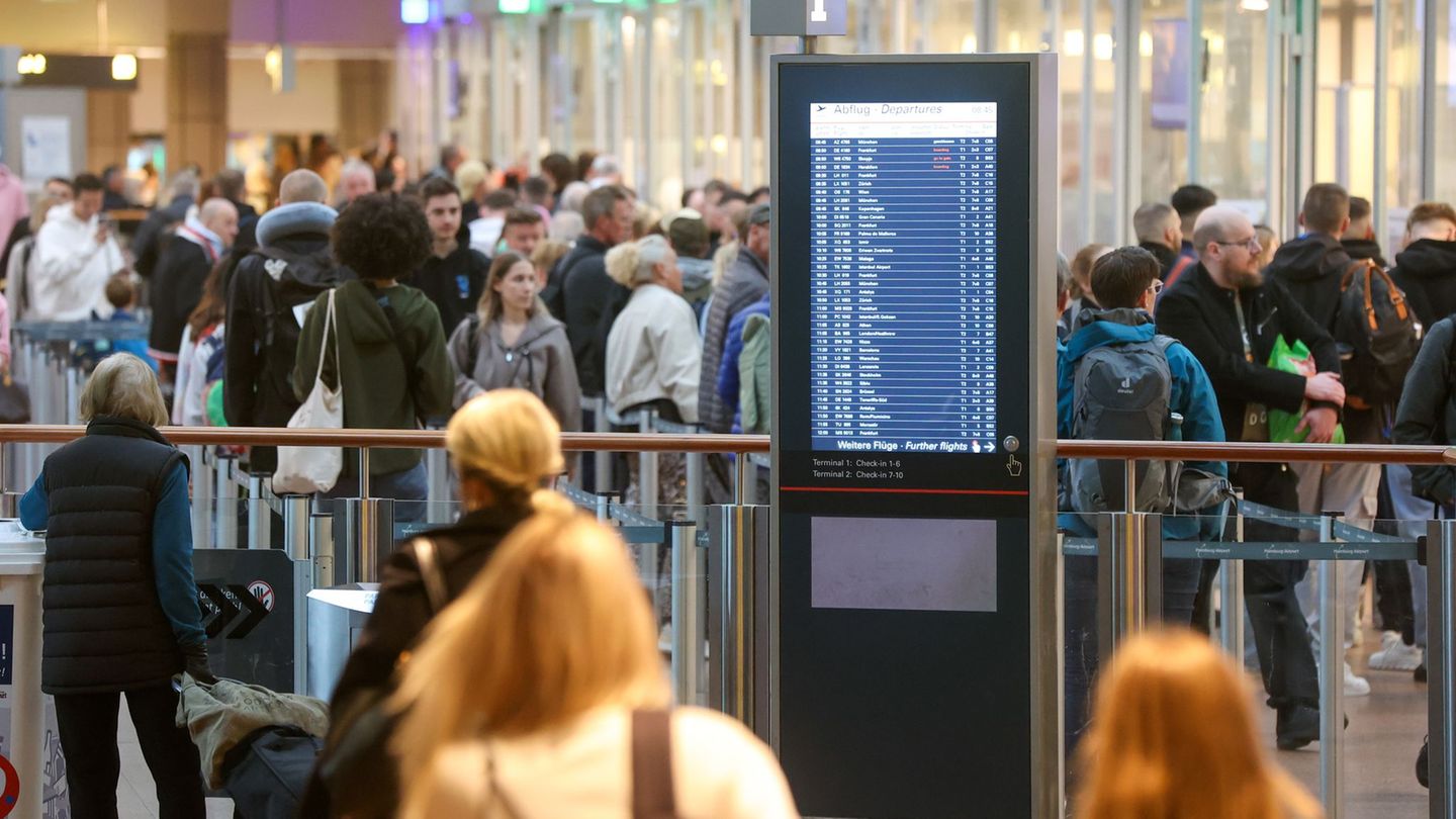 55.000 Passagiere wurden am Freitag am Hamburger Flughafen abgefertigt. Foto: Bodo Marks/dpa