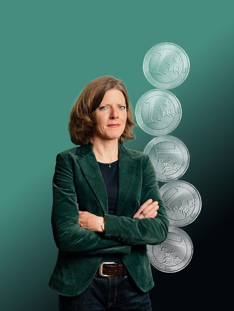 Geld-Kolumnistin Nadine Oberhuber vor Geld-Münzen über die Riesterrente