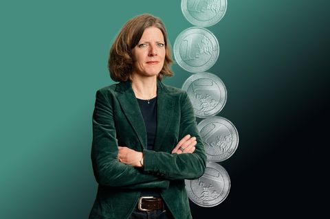 Geld-Kolumnistin Nadine Oberhuber vor Geld-Münzen über die Riesterrente