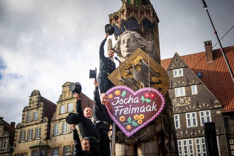Die "fünfte Jahreszeit" startete am Nachmittag. Foto: Sina Schuldt/dpa