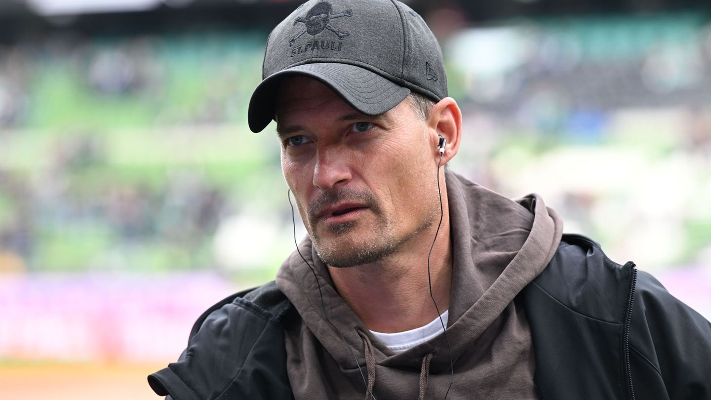 Trainer Alexander Blessin und der FC St. Pauli empfangen am Sonntag die TSG Hoffenheim. (Archivbild) Foto: Carmen Jaspersen/dpa