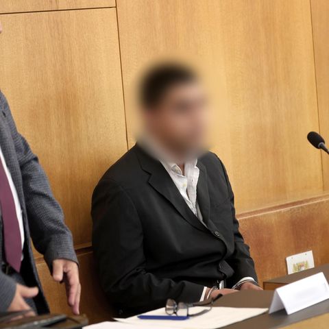 Aschaffenburg: Enamullah O. am ersten Prozesstag auf der Anklagebank im Landgericht Aschaffenburg Enamullah O. am ersten Prozesstag auf der Anklagebank im Landgericht Aschaffenburg