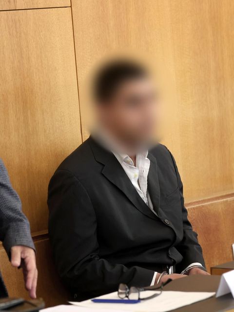 Enamullah O. am ersten Prozesstag auf der Anklagebank im Landgericht Aschaffenburg