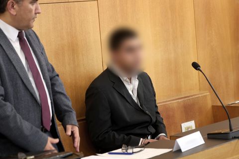 Enamullah O. am ersten Prozesstag auf der Anklagebank im Landgericht Aschaffenburg