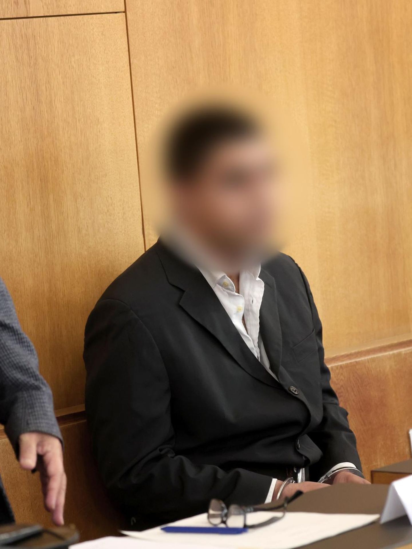 Enamullah O. am ersten Prozesstag auf der Anklagebank im Landgericht Aschaffenburg