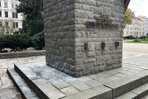 Am Denkmal für die Opfer des Faschismus in Görlitz wurden Bücher verbrannt. Foto: Danilo Dittrich/dpa