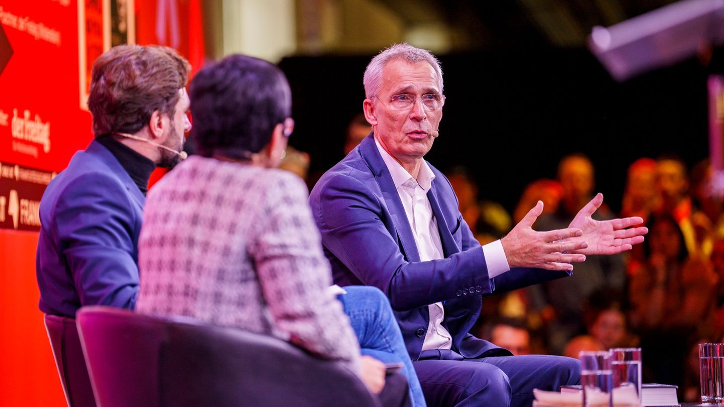 Jens Stoltenberg (r-l), Maria Ressa und Moderator Sebastian Puschner diskutieren auf der Frankfurter Buchmesse. Foto: Andreas Ar