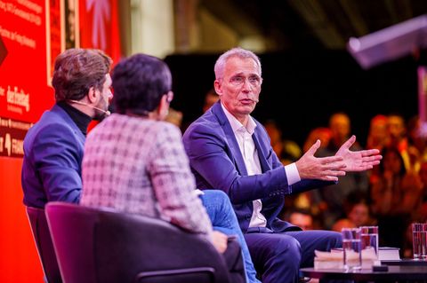Jens Stoltenberg (r-l), Maria Ressa und Moderator Sebastian Puschner diskutieren auf der Frankfurter Buchmesse. Foto: Andreas Ar