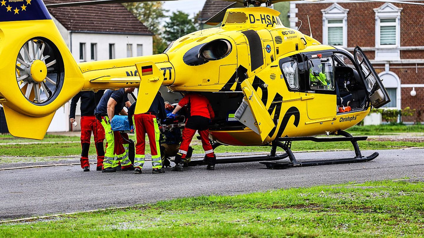 Rettungskräfte fliegen ein schwer verletztes Mädchen aus Herne in ein Krankenhaus. Foto: Alex Talash/dpa