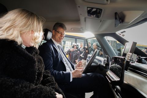 Bundesverkehrsminister Patrick Schnieder und Verkehrssenatorin Ute Bonde (beide CDU, l) sitzen im neuen Shuttle für das autonome