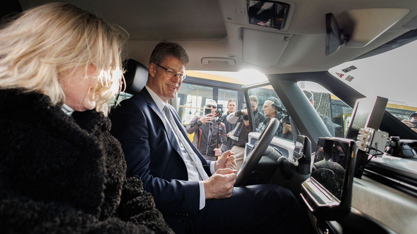 Bundesverkehrsminister Patrick Schnieder und Verkehrssenatorin Ute Bonde (beide CDU, l) sitzen im neuen Shuttle für das autonome