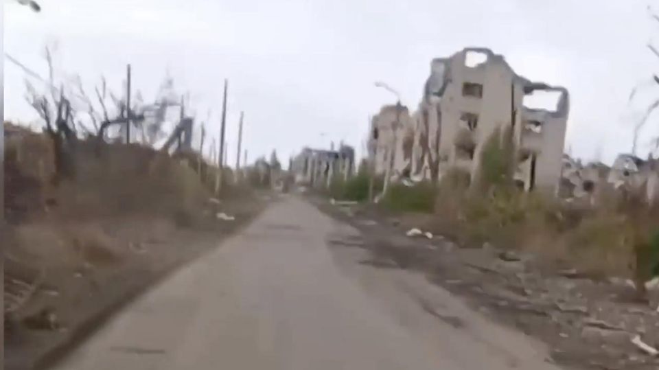 Bachmut in Ruinen – Video zeigt Fahrt durch Geisterstadt Ruinen-Geisterstadt Bachmut