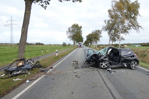 Eine junge Frau ist bei einem riskanten Überholmanöver tödlich verunglückt. (Handout) Foto: -/Polizeiinspektion Cuxhaven/dpa