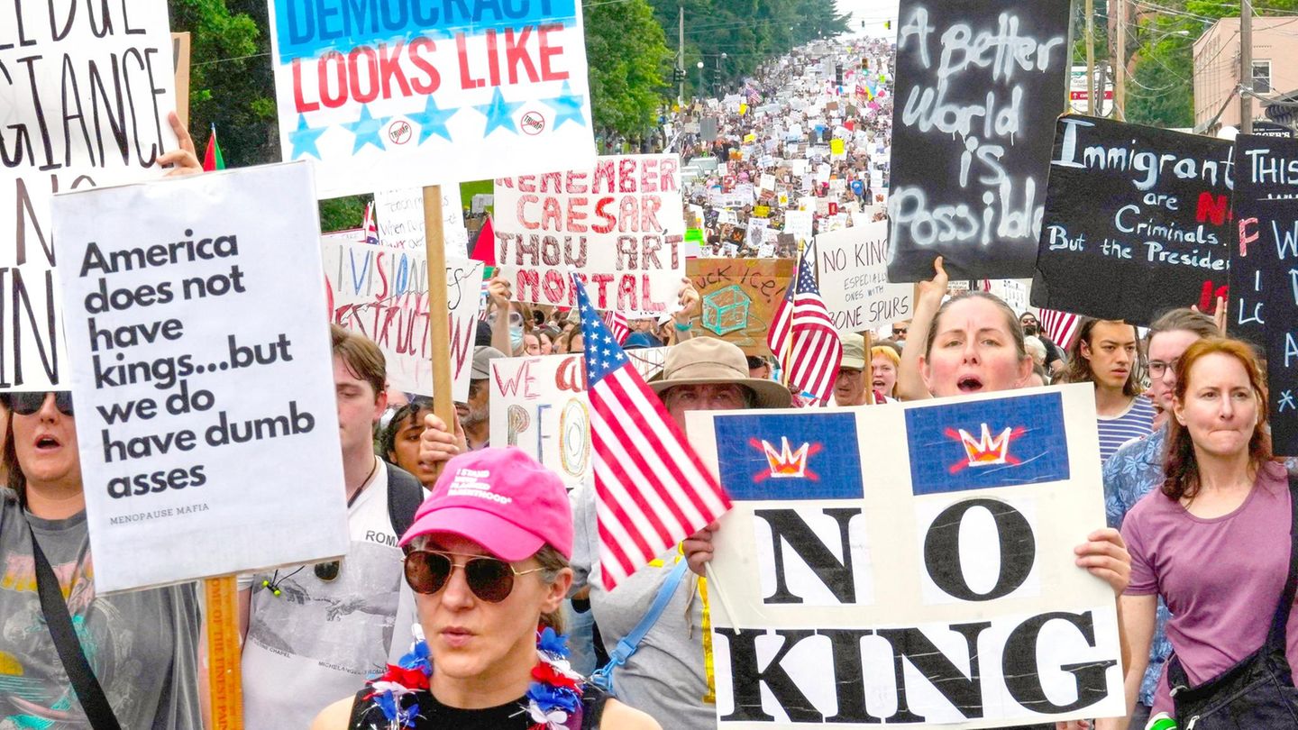 Organisator der No-Kings-Proteste: Der erste "No Kings"-Protest fand im Juni als Gegenprogramm zu Trumps Militärparade statt Der erste "No Kings"-Protest fand im Juni als Gegenprogramm zu Trumps Militärparade statt