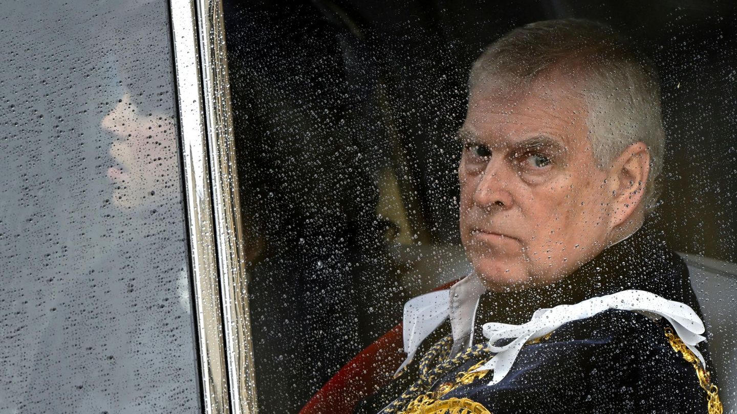 Prince Andrew gives up all titles and honors because of Epstein affair Prince Andrew gives up all titles and honors because of Epstein affair
