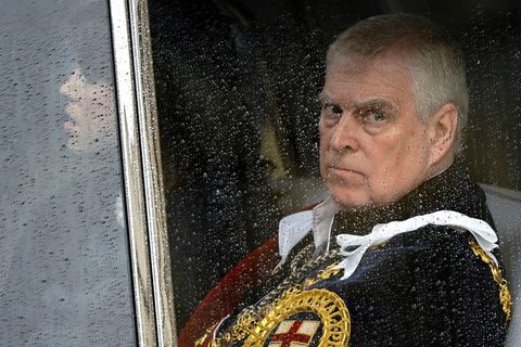 Prinz Andrew schaut durch das Fenster einer Kutsche