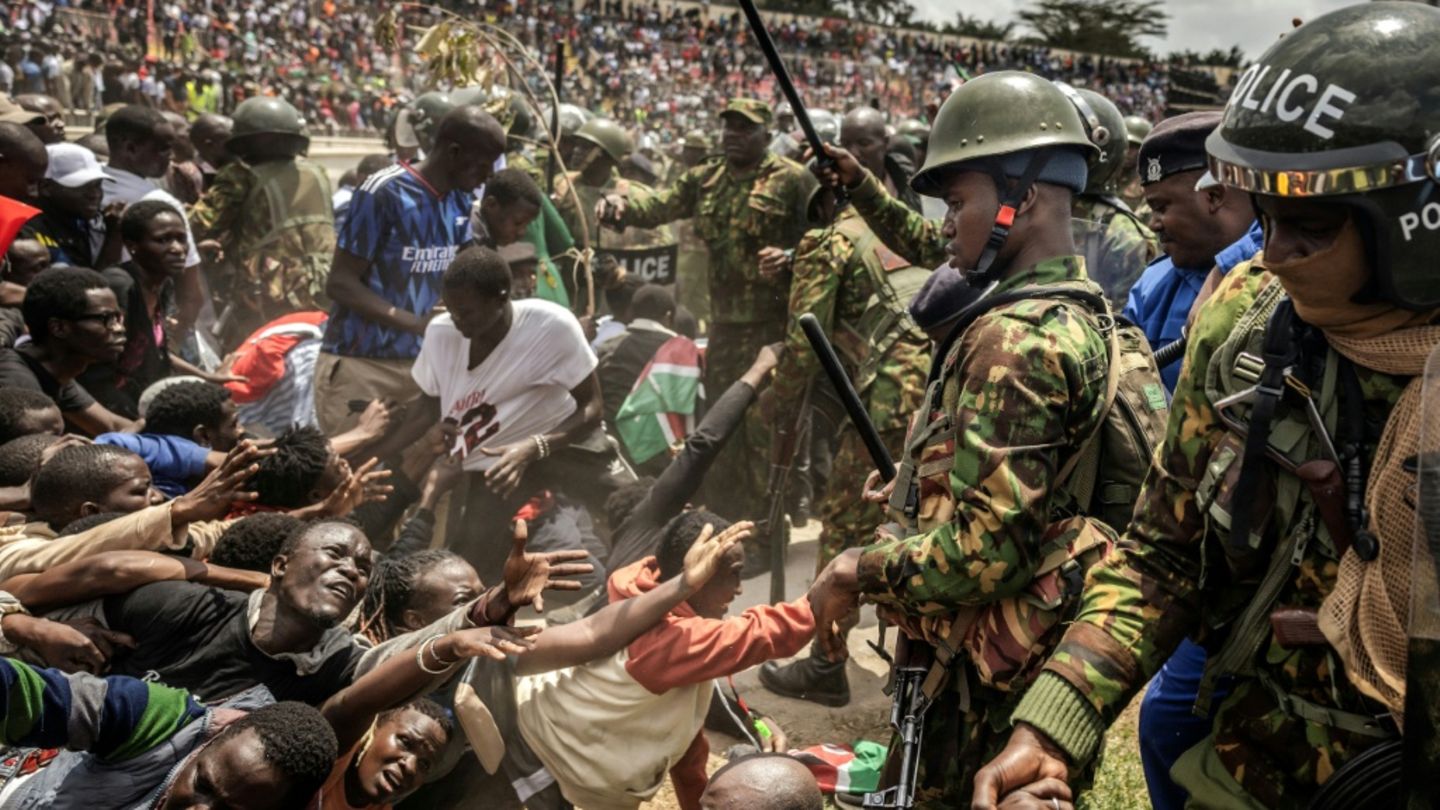 Soldaten und zahlreiche Trauernde in Nairobi