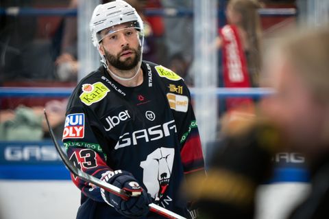 Angreifer Andreas Eder erzielte beim Sieg der Eisbären Berlin gegen Wolfsburg den entscheidenden Treffer. Foto: Soeren Stache/dp