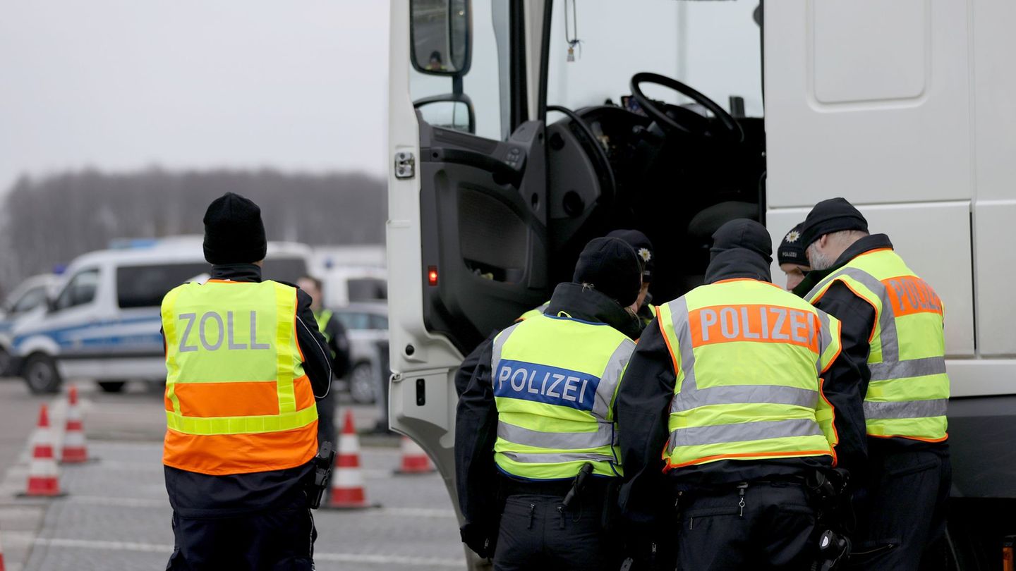 Polizisten haben am Grenzübergang Aachen-Lichtenbusch an der Autobahn 44 Kontrollen gegen Kriminalität durchgeführt. (Archivbild