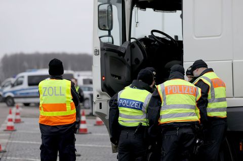 Polizisten haben am Grenzübergang Aachen-Lichtenbusch an der Autobahn 44 Kontrollen gegen Kriminalität durchgeführt. (Archivbild