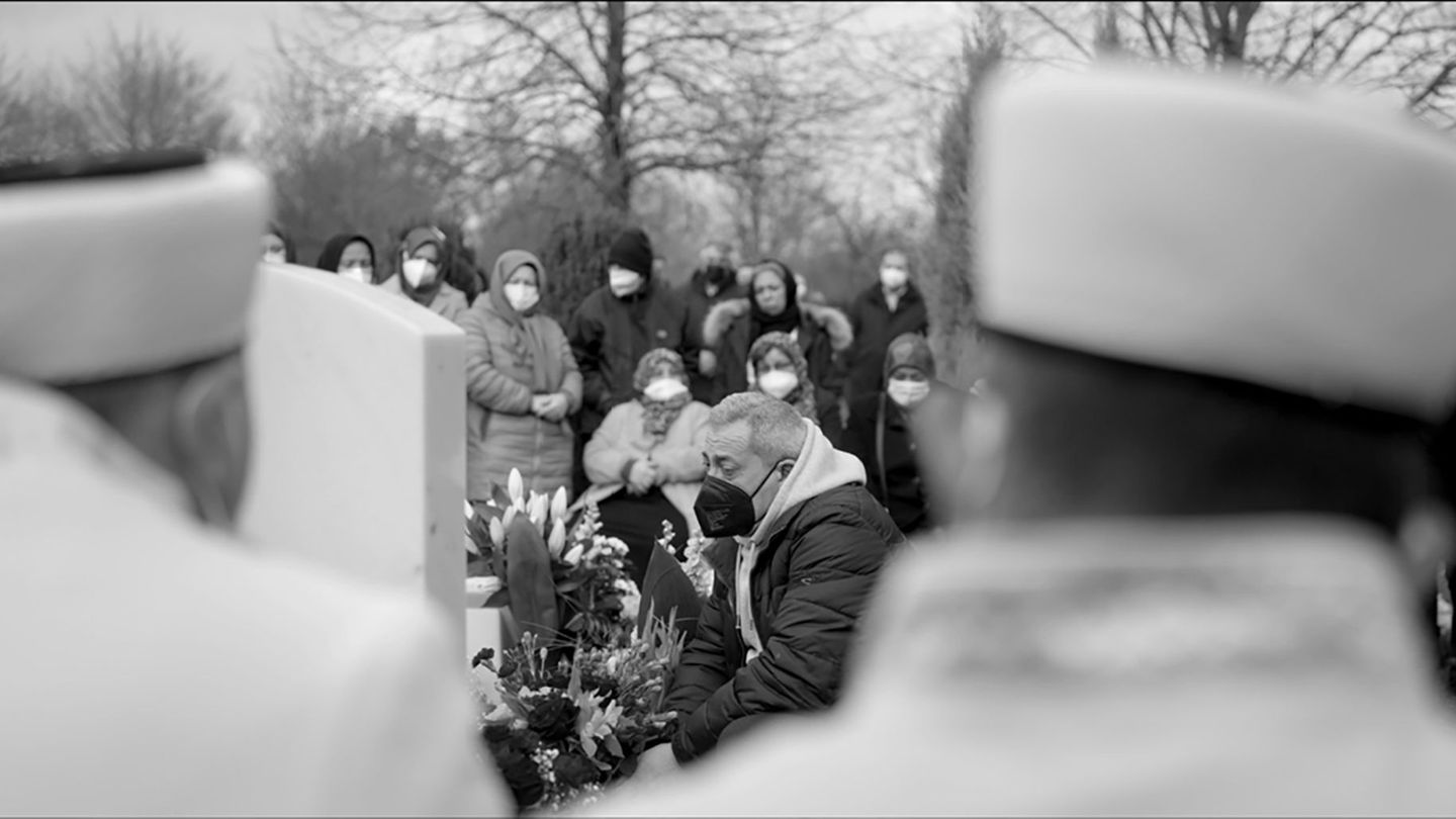 Der Film erzählt eindrücklich die Geschichte der Hinterbliebenen des rassistischen Anschlags in Hanau. (Archivbild) Foto: -/Rise