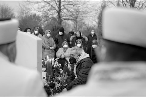Der Film erzählt eindrücklich die Geschichte der Hinterbliebenen des rassistischen Anschlags in Hanau. (Archivbild) Foto: -/Rise