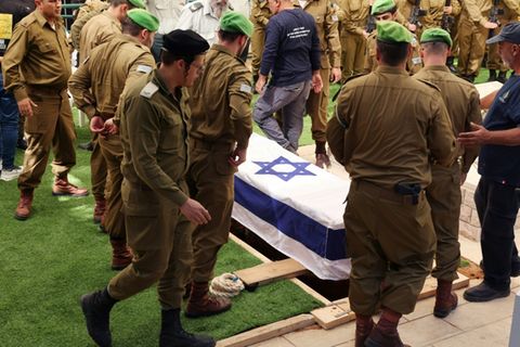 Begräbnis einer aus dem Gazastreifen zurückgebrachten Geisel