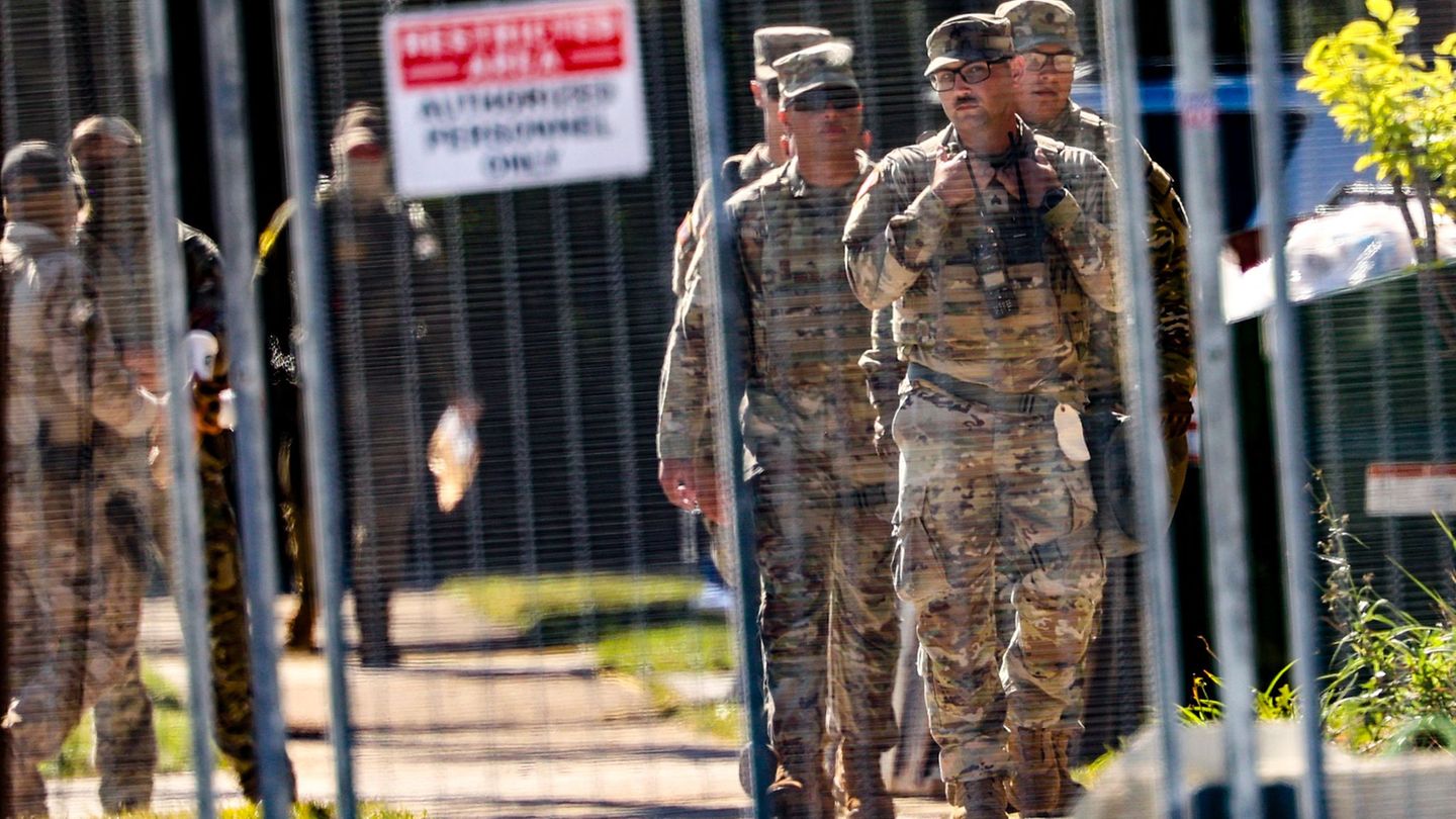 Bevor ein Gericht Trumps Pläne durchkreuzte, waren Nationalgardisten bereits an einer Einrichtung der Einwanderungsbehörde ICE i