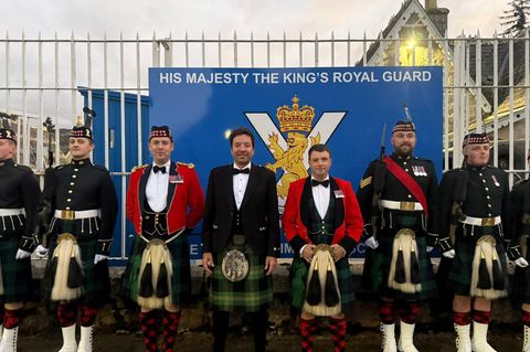 Eine zufällige Begegnung bescherte Jimmy Fallon einen traditionell schottischen Abend. Foto: 5 Scots/PA Media/dpa