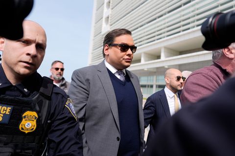George Santos wurde ursprünglich zu 87 Monaten Gefängnis verurteilt. (Archivbild) Foto: Julia Demaree Nikhinson/AP/dpa