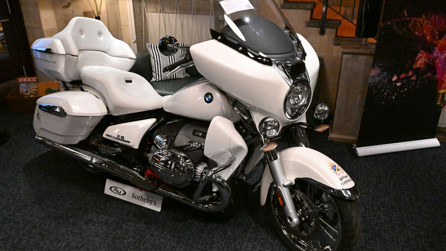 Papst Leo XIV. hatte das Motorrad im September in Rom in Empfang genommen. (Archivbild) Foto: Felix Hörhager/dpa