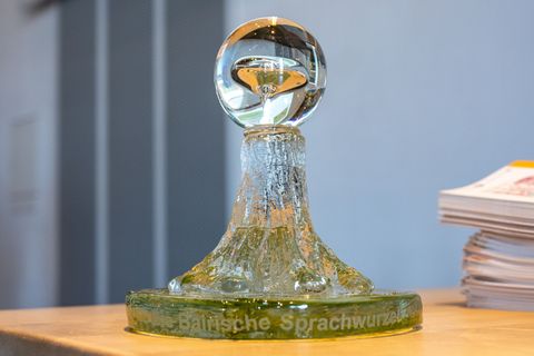 Mit dem Preis werden Persönlichkeiten geehrt, die in der Öffentlichkeit an ihrem Dialekt festhalten. (Archivbild) Foto: Armin We