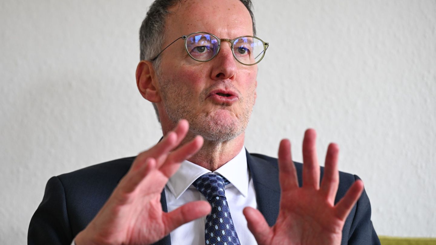 Michael Ebling (SPD), Innenminister von Rheinland-Pfalz. Die Polizei will gezielt mit Schutzangeboten auf das Spitzenpersonal de