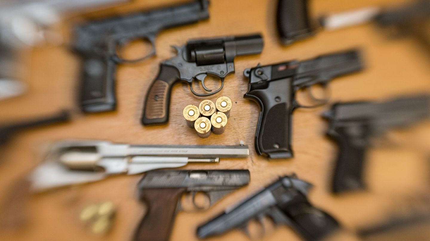 Auch die Polizei greift in Hessen regelmäßig zur Waffe - oft ist das Ziel aber kein Mensch. (Symbolbild) Foto: Friso Gentsch/dpa