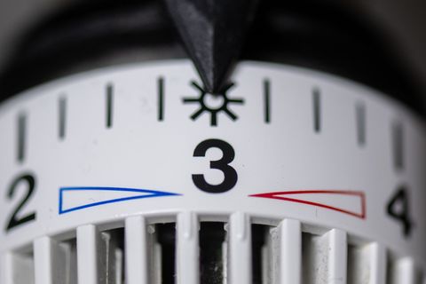 Das Thermostat einer Heizung steht auf Stufe drei, das entspricht rund 20 Grad Raumtemperatur - in vielen Ministerien Höchsttemp