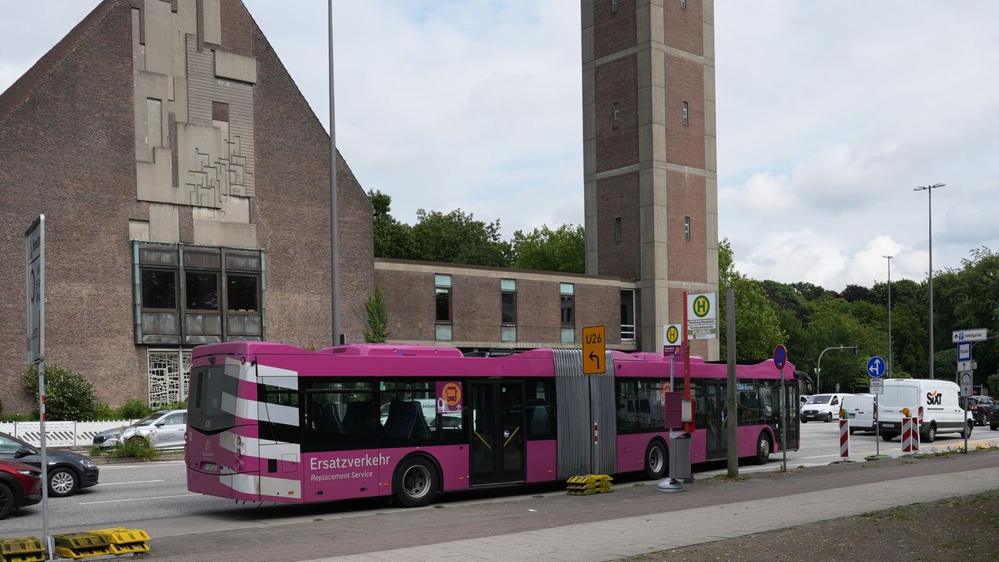 Ein Ersatzbus steht in Hamburg an einer Haltestelle des Ersatzverkehrs. (Archivbild) Foto: Marcus Brandt/dpa