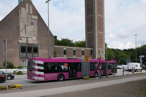 Ein Ersatzbus steht in Hamburg an einer Haltestelle des Ersatzverkehrs. (Archivbild) Foto: Marcus Brandt/dpa