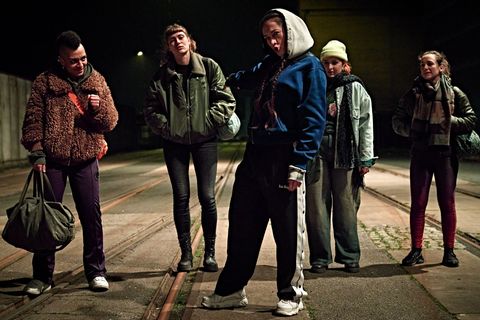 Die Gruppe vom "Female Fight Club" macht sich auf den gemeinsamen Heimweg. Foto: Sandra Hoever/ZDF/dpa