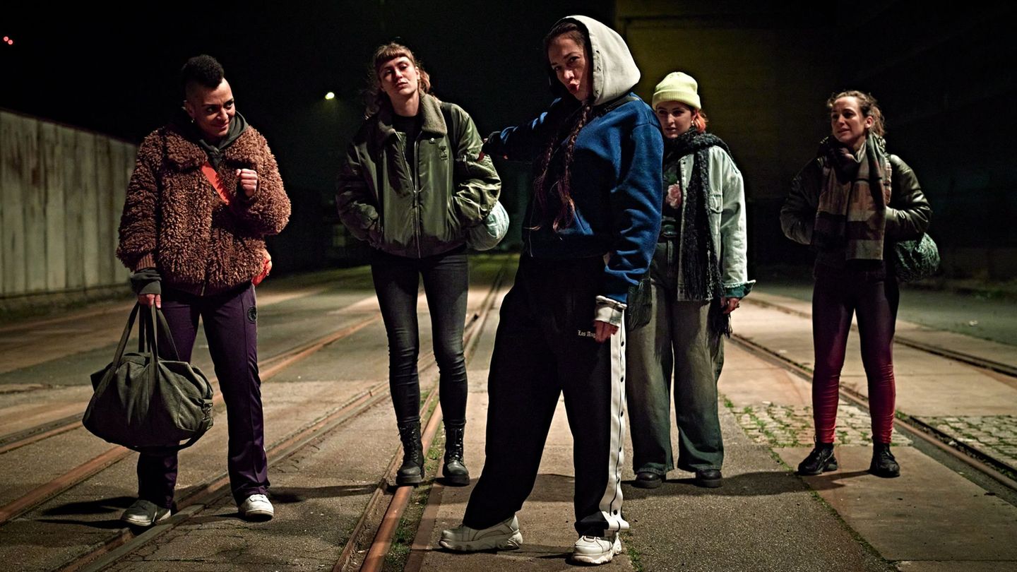 Die Gruppe vom "Female Fight Club" macht sich auf den gemeinsamen Heimweg. Foto: Sandra Hoever/ZDF/dpa