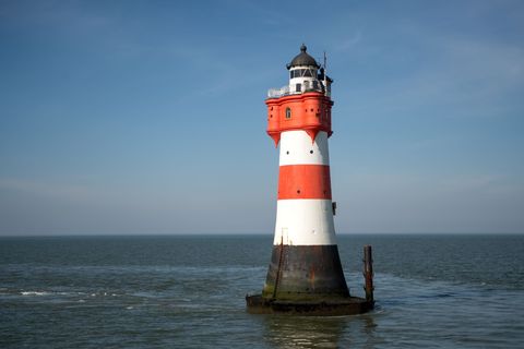 Lange Zeit stand der Leuchtturm "Roter Sand" in der Nordsee. Bald soll er nun auf das Festland ziehen. (Archivfoto) Foto: Sina S
