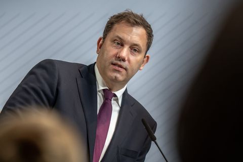 SPD-Chef Lars Klingbeil plant in Brandenburg an der Havel einen Bürgerdialog mitten im OB-Wahlkampf. (Archivbild) Foto: Michael