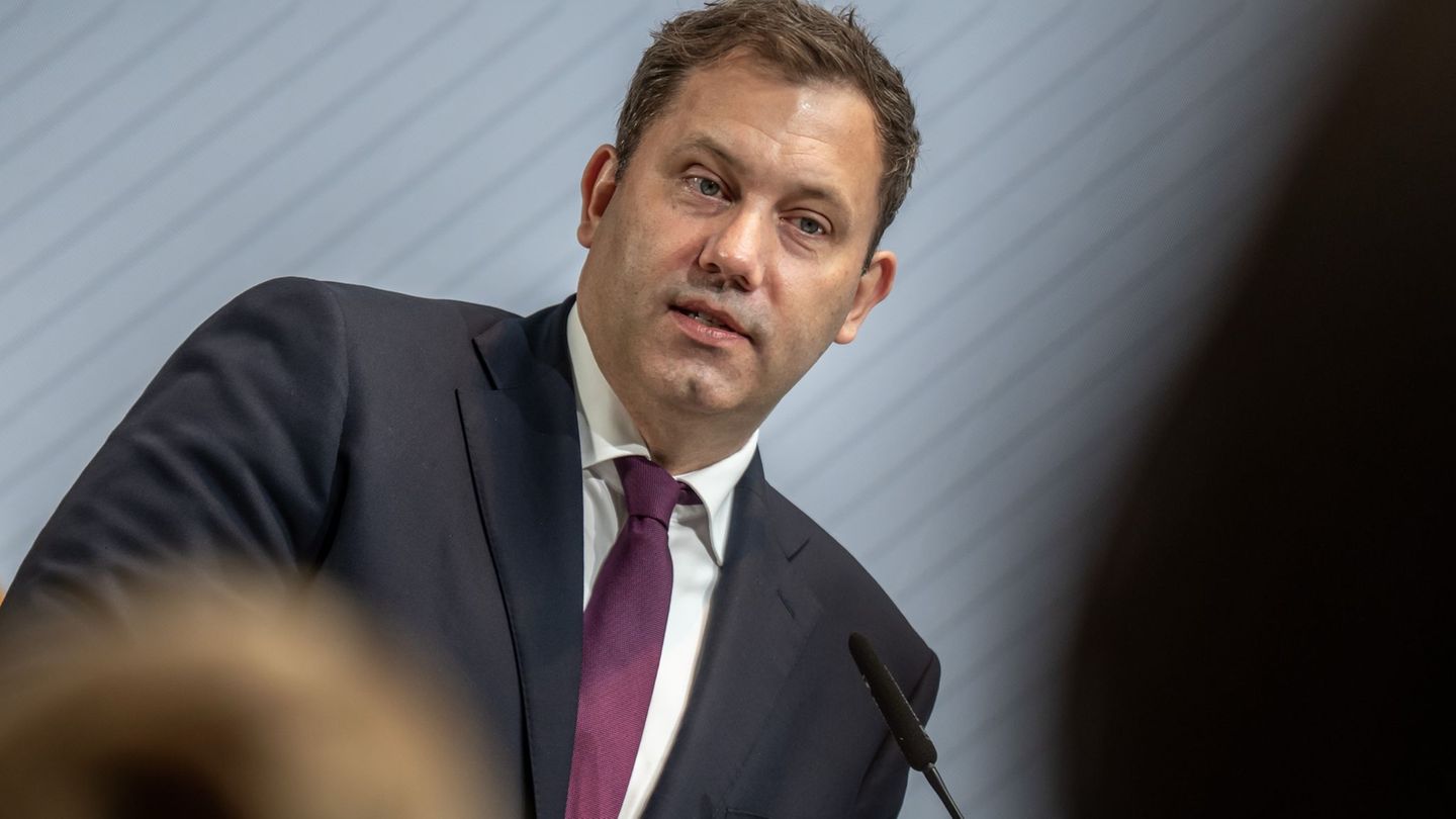 SPD-Chef Lars Klingbeil plant in Brandenburg an der Havel einen Bürgerdialog mitten im OB-Wahlkampf. (Archivbild) Foto: Michael